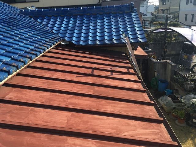 大垣市で瓦のズレによる屋根点検、棟瓦の歪みや谷板金の経年劣化が生じていました